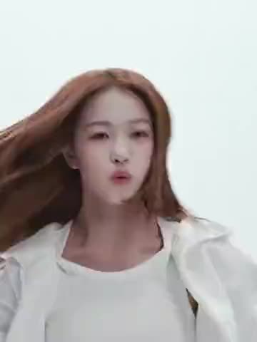 A2O LITE 'NEON' — AI 듀오 댄스: 트렌드 영상의 한 장면