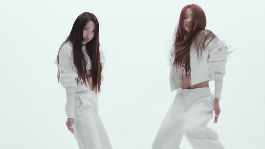 A2O LITE 'NEON' — AI 듀오 댄스: 트렌드 영상의 한 장면