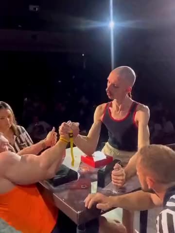 Braço de ferro com IA — magro contra musculoso: um fotograma do vídeo da tendência