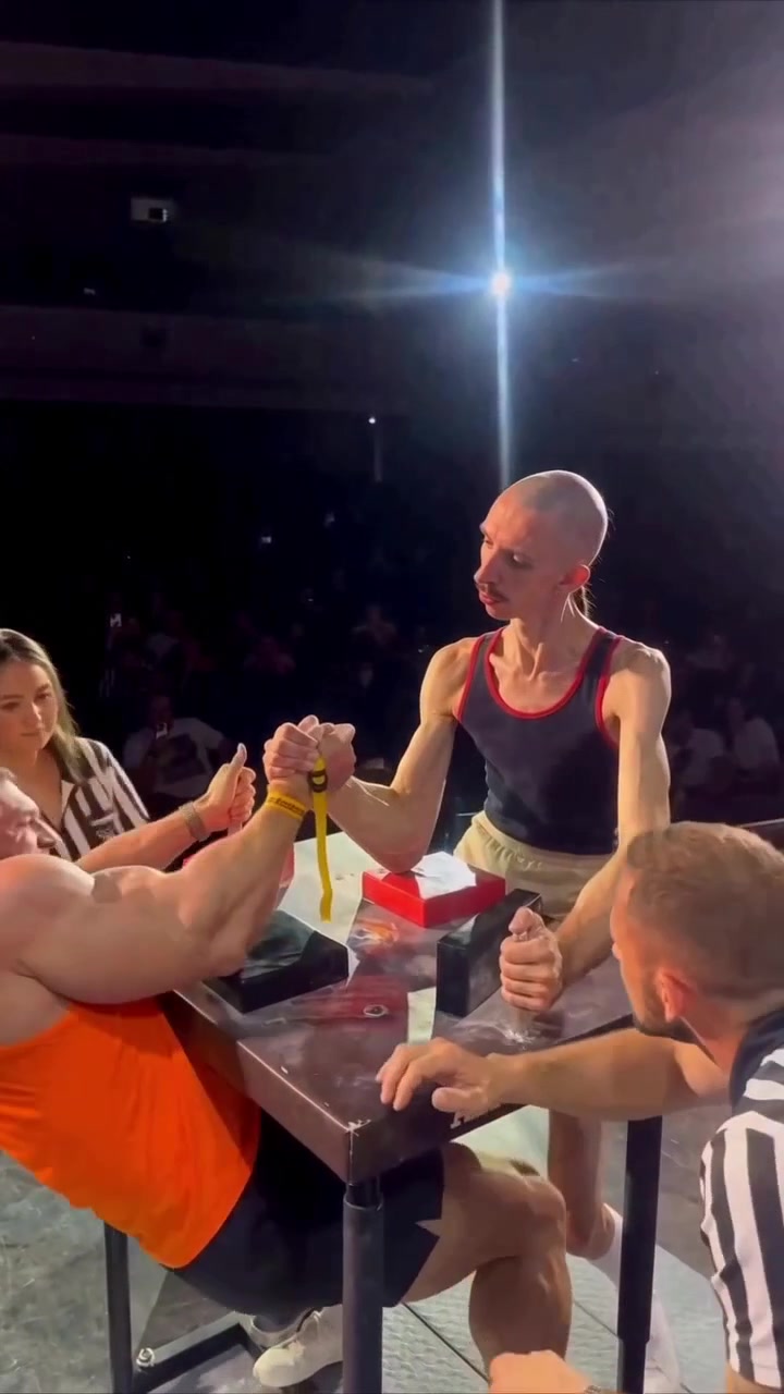 Arm Wrestling AI — Skinny vs Muscular: a frame of the trend video
