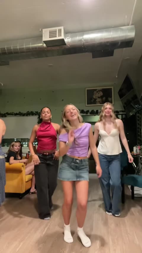 Ballo delle Chipettes — You Spin Me Round: un fotogramma del video del trend