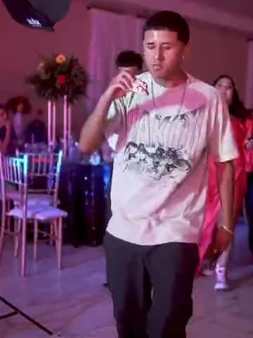 Dime Dime Baby — BbY WOW Guy: un fotogramma del video del trend