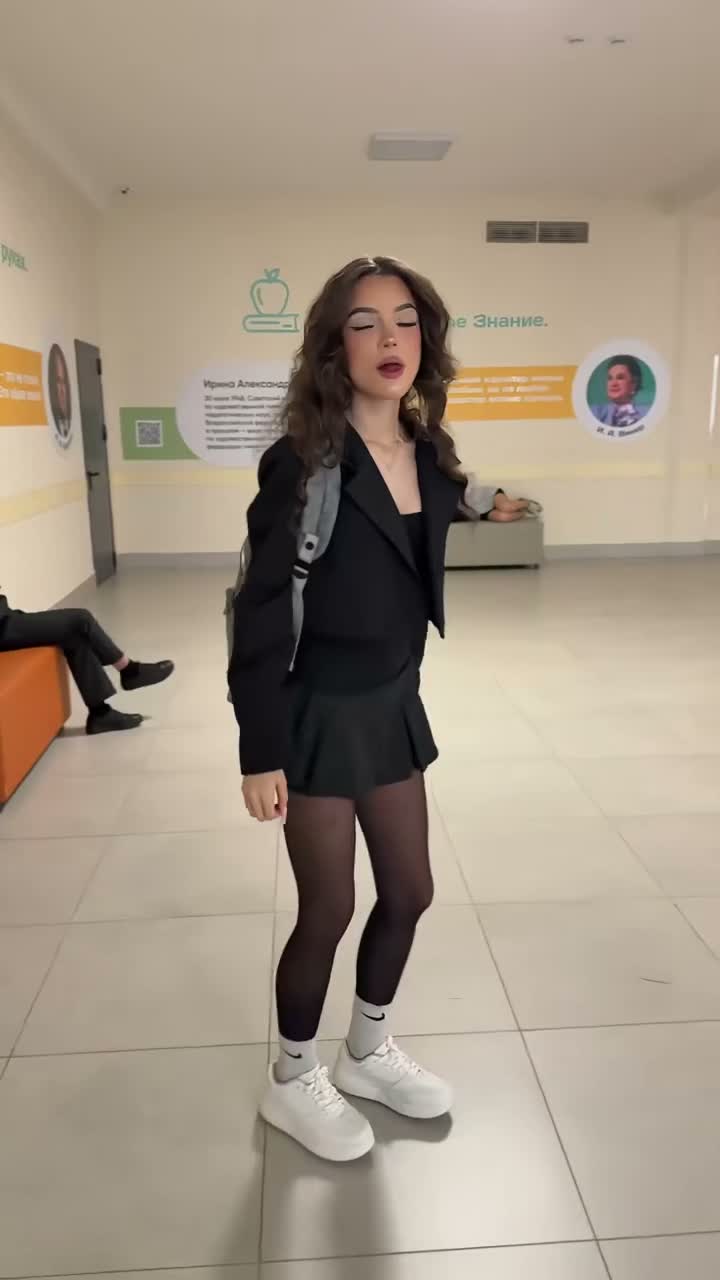 Rainha do corredor — Main Character Walk: um quadro do vídeo da trend