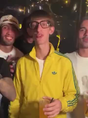 Hoje tá maior lazer — selfie na balada: um quadro do vídeo da trend