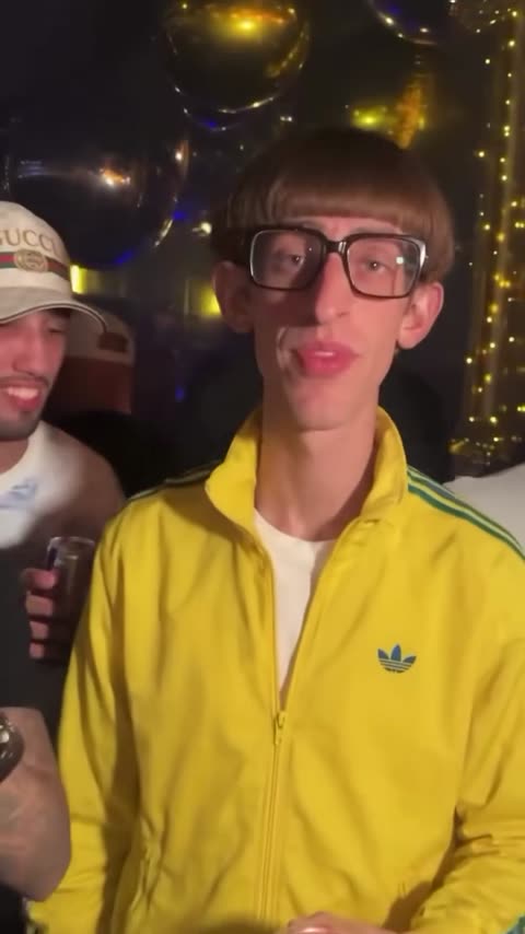 Hoje tá maior lazer — il selfie in discoteca con l'IA: un fotogramma del video del trend