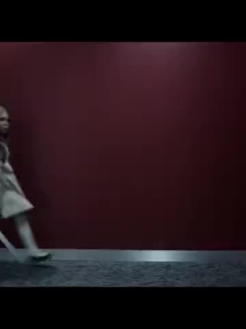 M3GAN — dança no corredor: um fotograma do vídeo da tendência