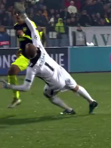 Mesut Ozil — golazo contra el Ludogorets: un fotograma del video de la tendencia