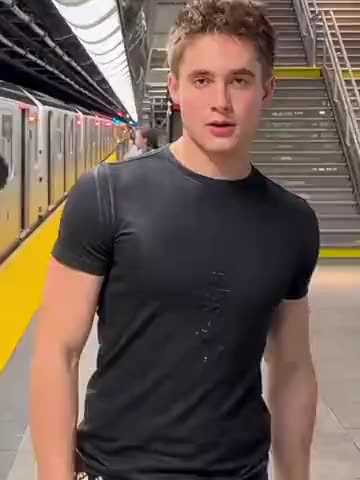 El trend del tren — corre tras tu teléfono en el metro: un fotograma del video de la tendencia