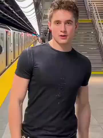 A tendência do comboio — corre atrás do telemóvel no metro: um fotograma do vídeo da tendência