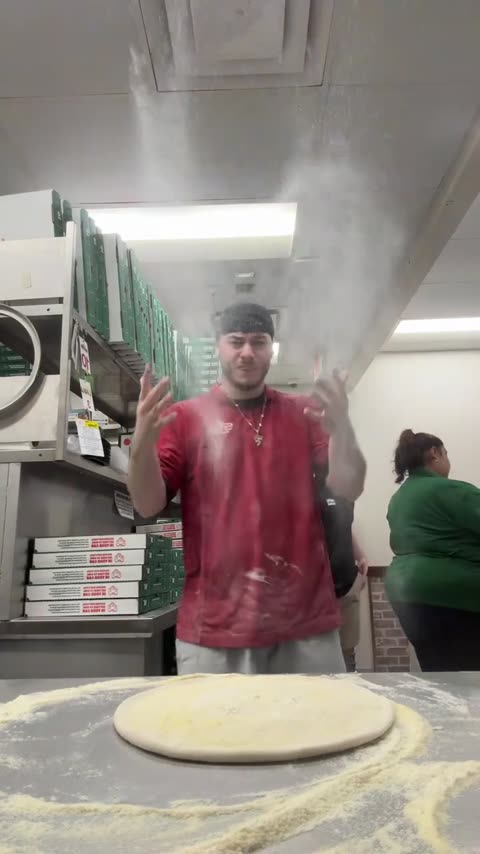 Pizza Guy Rihanna: un fotogramma del video del trend