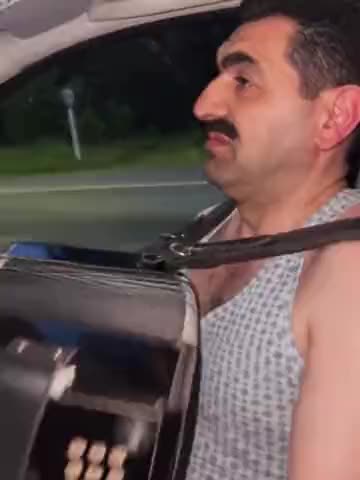 General Mayonez e Armenka — Dueto no carro: um fotograma do vídeo da tendência