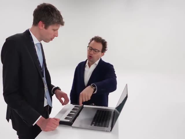 Dois caras de terno fazendo um beat: um quadro do vídeo da trend