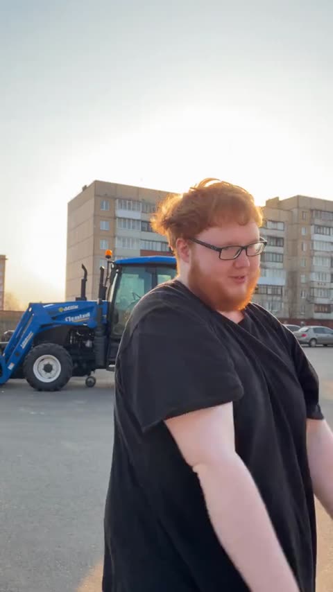 Hideaway — el baile frente al tractor: un fotograma del video de la tendencia
